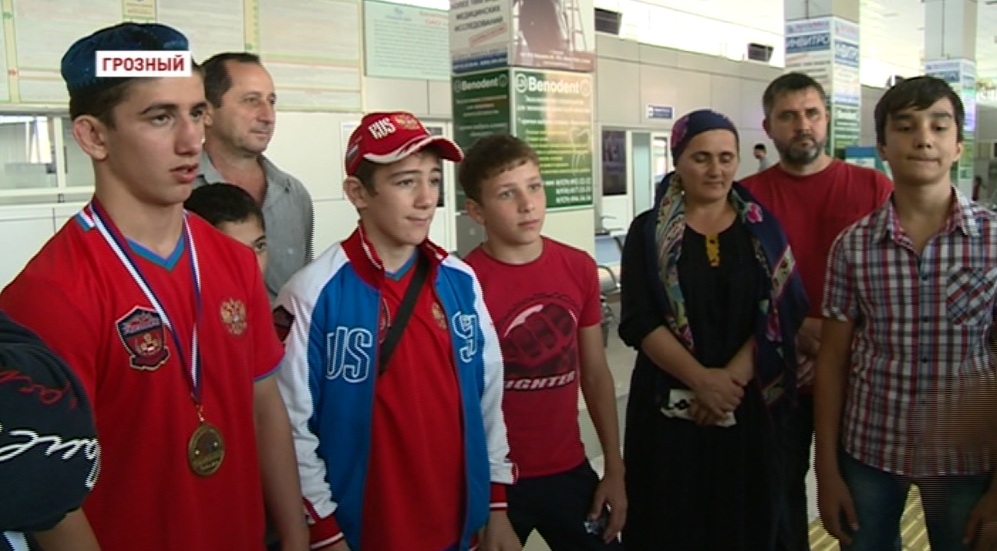 В аэропорту Грозного встретили победителя и призера первенств Европы и Мира по греко-римской борьбе