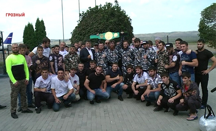 В аэропорту Грозного встретили победителей вечера профессионального бокса