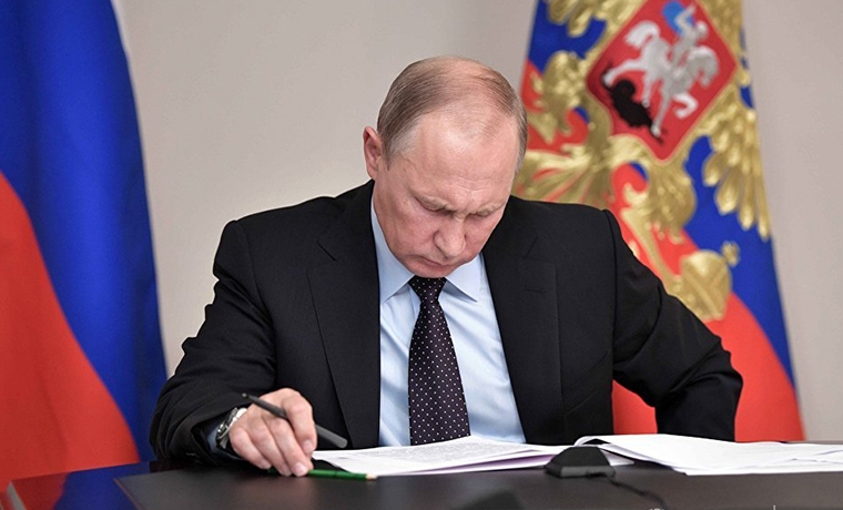 Владимир Путин внес в Госдуму пакет поправок по частичной декриминализации статьи об экстремизме
