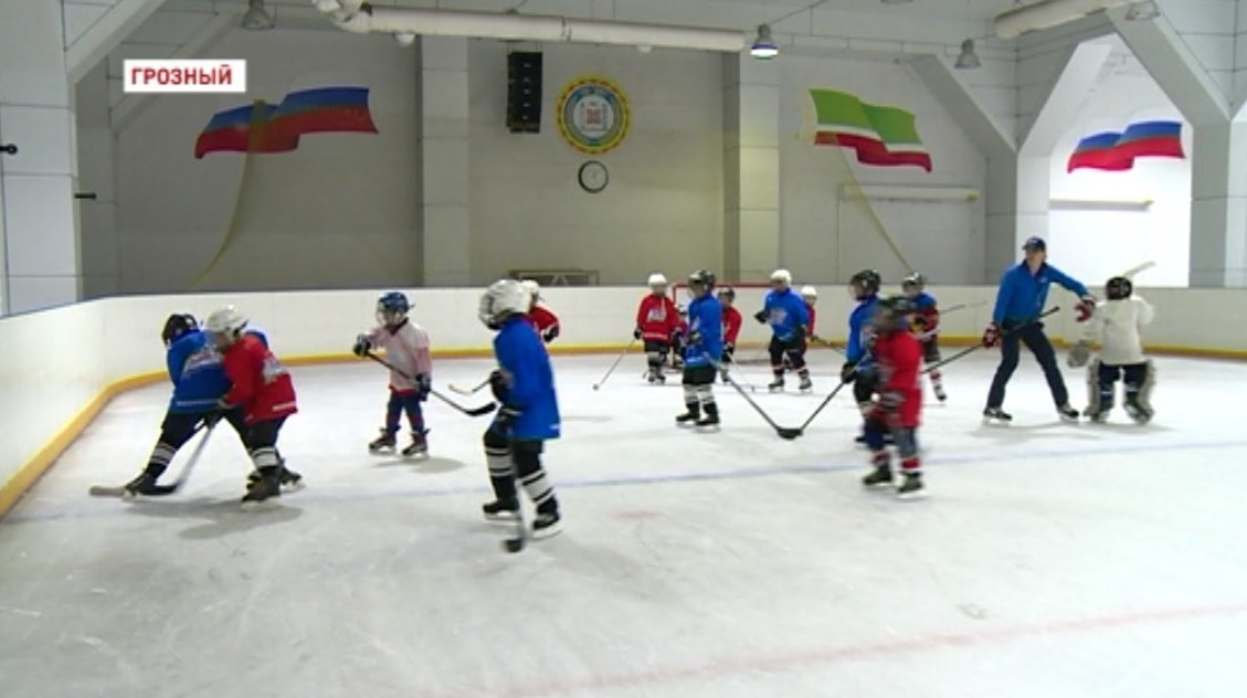 Спортсмены из тренировочного центра «Магия хоккея» проводят мастер-классы для детской сборной ЧР