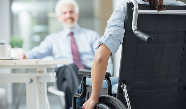 Работодателей обяжут нанимать инвалидов по квотам