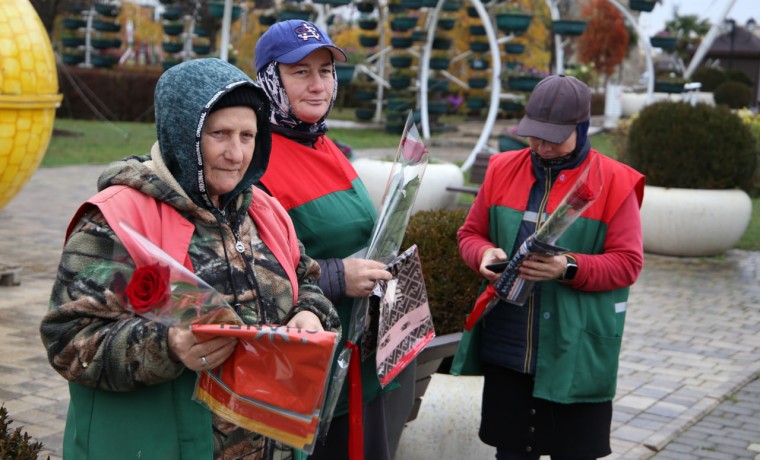 Активисты «Единой России» поздравили чеченских женщин с Днем матери