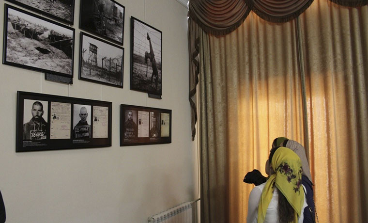В Грозном открылась выставка «Трагедия советских военнопленных - узников концлагерей Германии» 