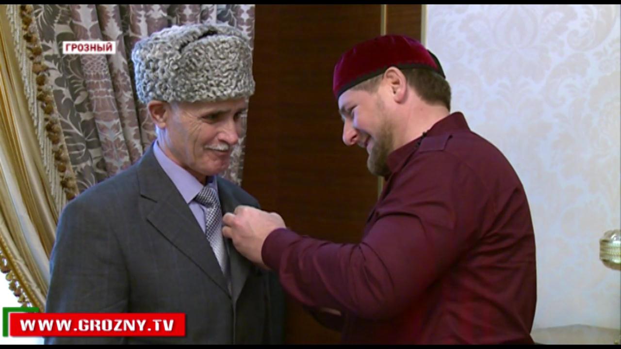 Рамзан Кадыров встретился с автором слов национального хита «Безаман Дитташ» Мусой Сеймухановым.