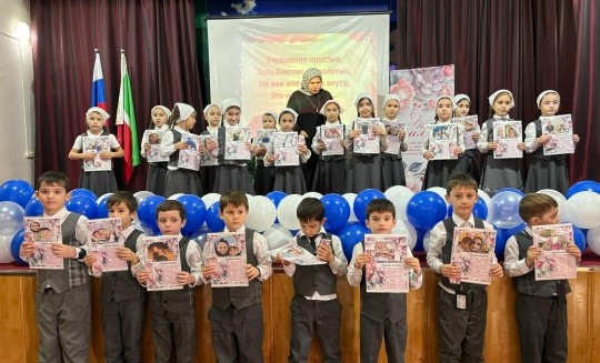 Школьники Аргунского округа поздравили мам яркой праздничной программой