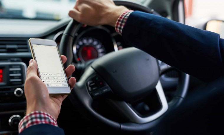 МВД не планирует увеличивать штраф за пользование телефоном во время вождения