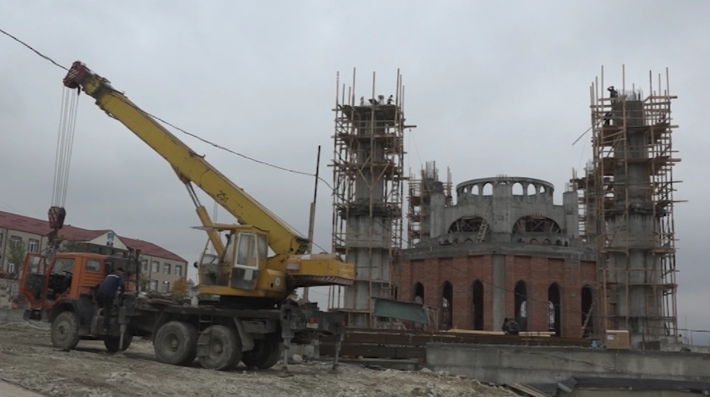 В Беное завершается строительство мечети и школы Хафизов