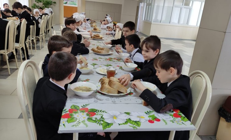 Партийцы «Единой России» отметили качественную организацию горячего питания для школьников Курчалоя