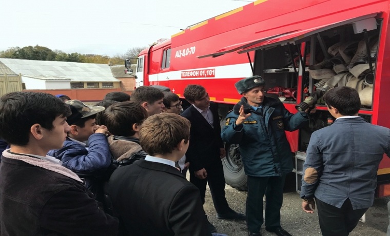 В пожарно-спасательных подразделениях Чечни прошли дни открытых дверей