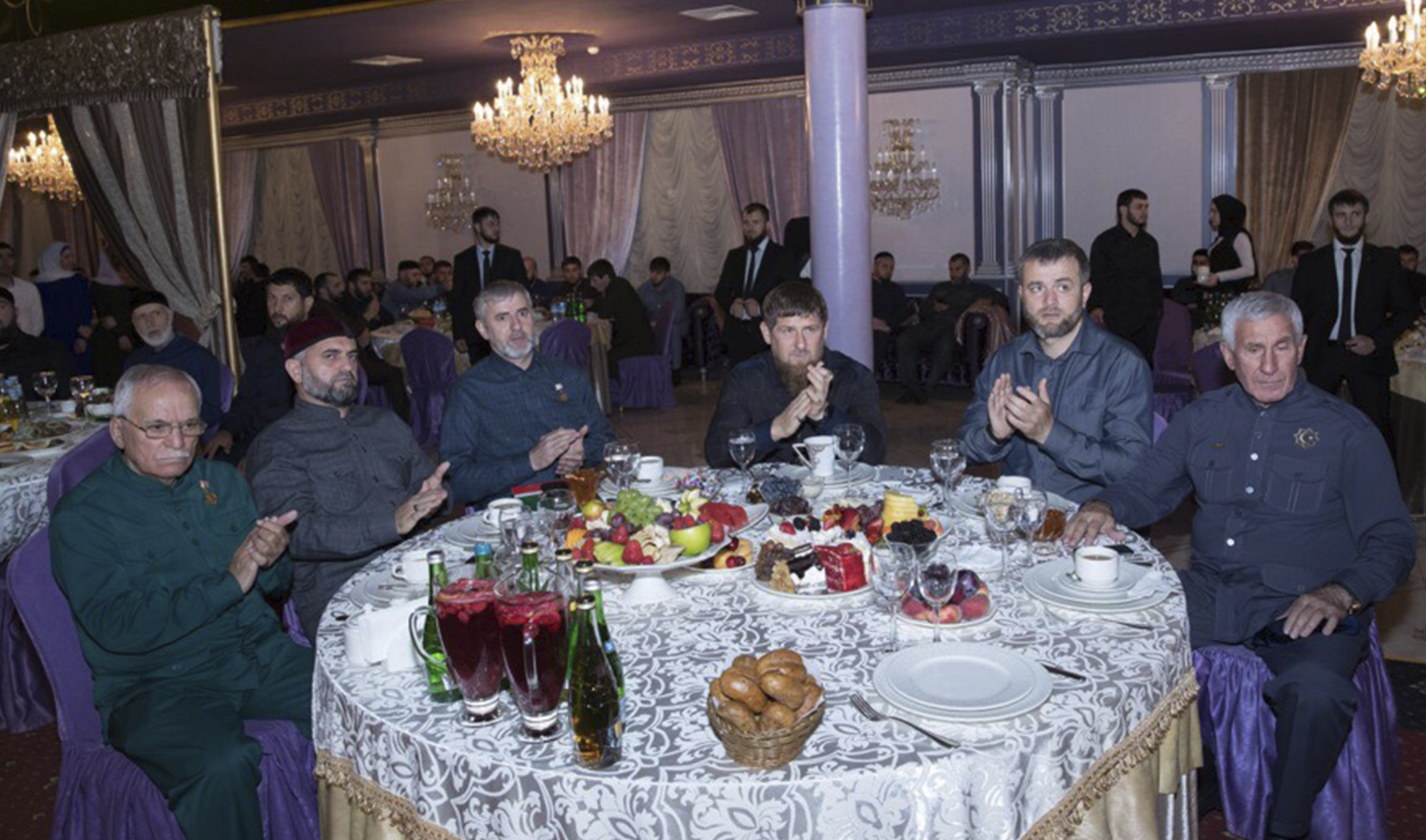 Рамзан Кадыров пригласил на ифтар сотрудников Администрации Главы и Правительства ЧР