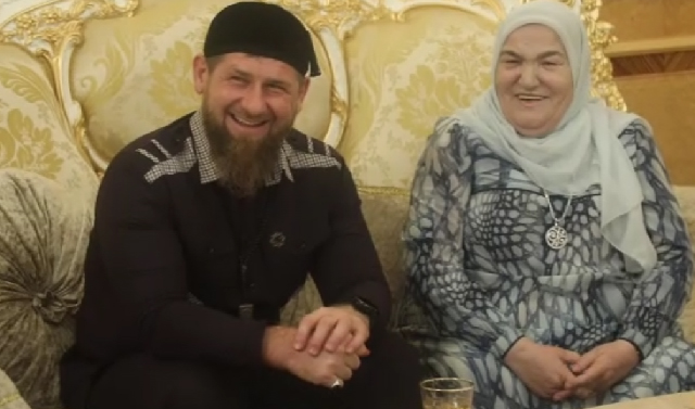 Накануне Глава Чеченской Республики поздравил с праздником Ид-аль-Фитр соратников
