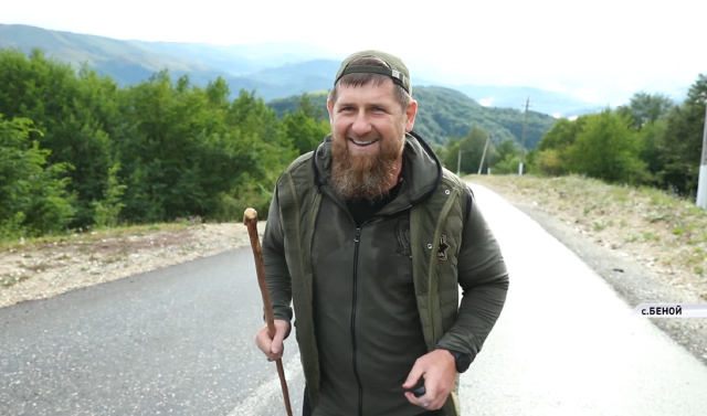 Рамзан Кадыров совершил пешую прогулку по окрестностям Беноя