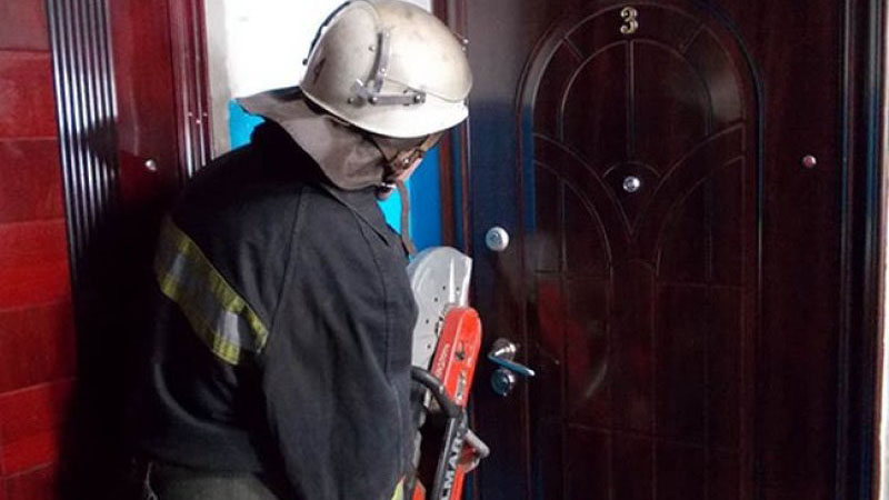 Спасатели помогли жительнице Грозного попасть в квартиру, в которой остались взаперти дети