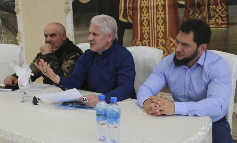 Муслим Хучиев встретился с жителями улиц Ханкальская и Узуева