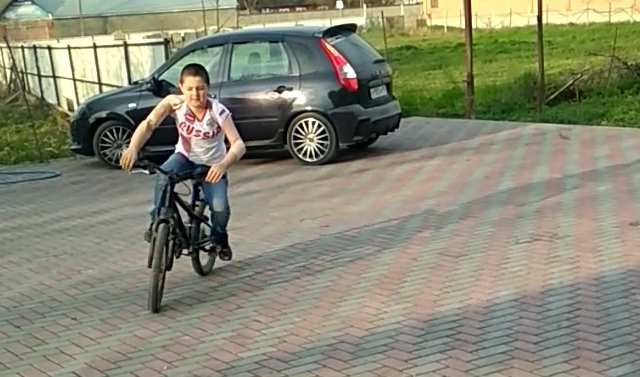 Мансур Цакаев с новыми протезами уже сел за руль велосипеда