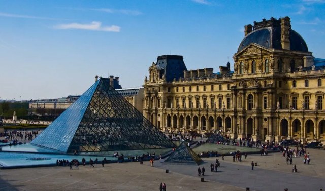 10 августа в 1793 году в Париже открылся Национальный художественный музей Лувр