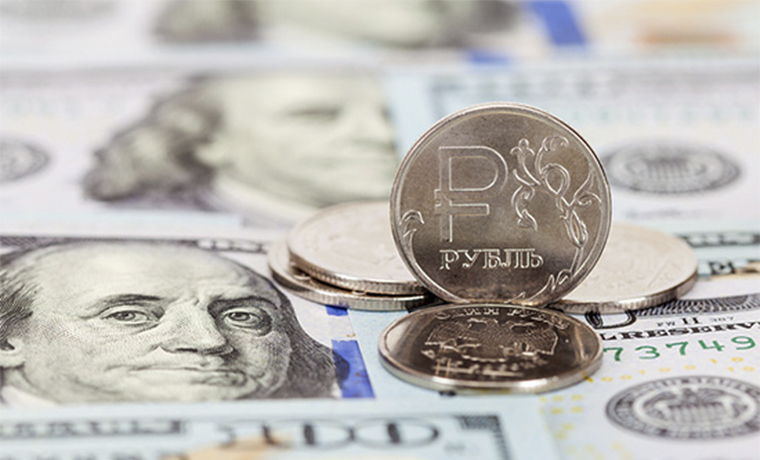 Доллар упал ниже 58 рублей впервые с июля 2015 года