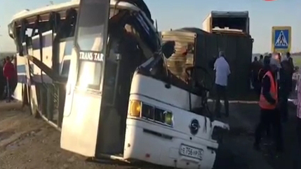 В Дагестане грузовой прицеп столкнулся с пассажирским автобусом