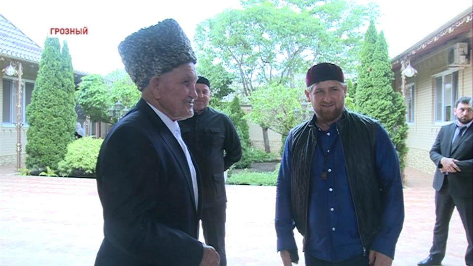 Рамзан Кадыров принял участие в религиозных обрядах  вместе с последователями эвлия Баммат-Гирей - Хаджи