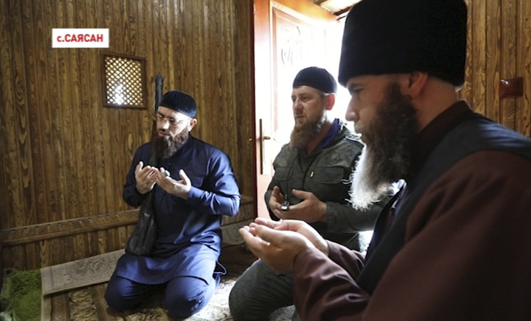 Рамзан Кадыров посетил зиярат Шейха Ташу-Хаджи Саясановского