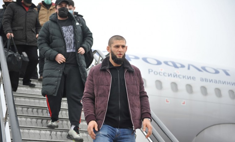 Боец UFC Хамзат Чимаев  прилетел в Грозный