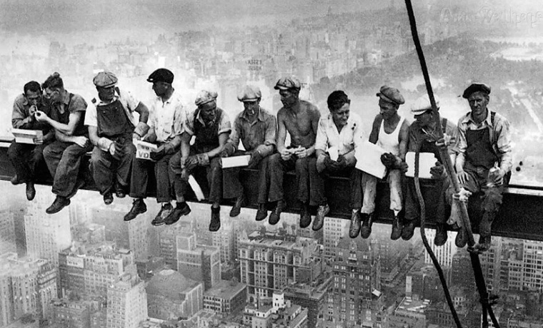 29 сентября 1932 год - В Нью-Йорке снята знаменитая фотография «Обед на небоскрёбе»