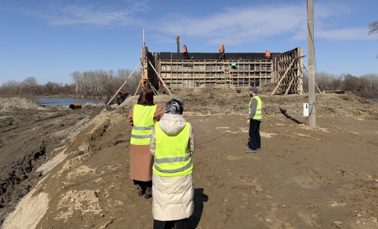 Общественники проверили ход работ по строительству моста в Надтеречном районе Чеченской Республики