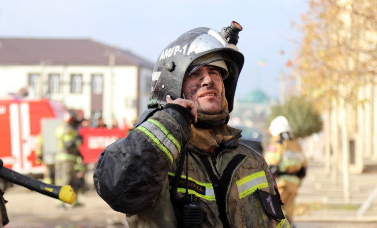 В Грозном сотрудник МЧС спас из горящего автомобиля двух мужчин