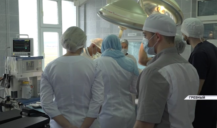 Чеченских детей с челюстно-лицевыми аномалиями будет оперировать известный врач Адиль Мамедов