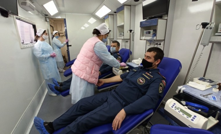60 сотрудников МЧС приняли участие в донорской акции