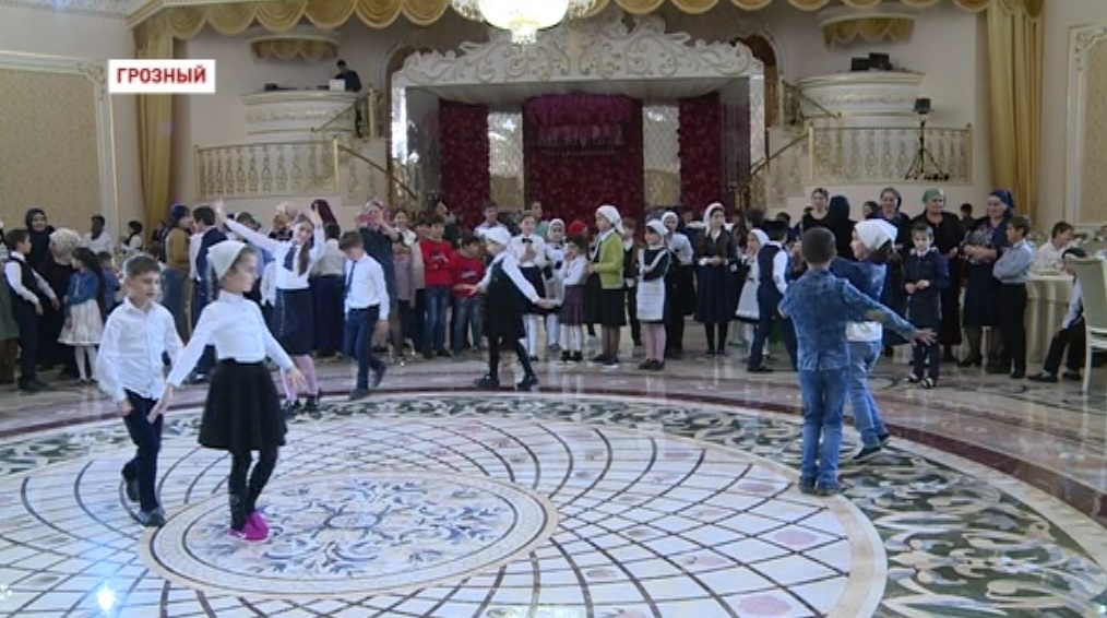 В ресторанах Грозного организовали торжества для детей сотрудников, погибших при исполнении