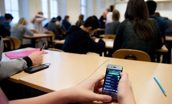 Роспотребнадзор запретил использовать личные мобильные телефоны в образовании