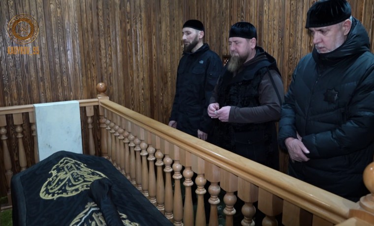Рамзан Кадыров посетил зиярт устаза Ташу-Хаджи Саясановского