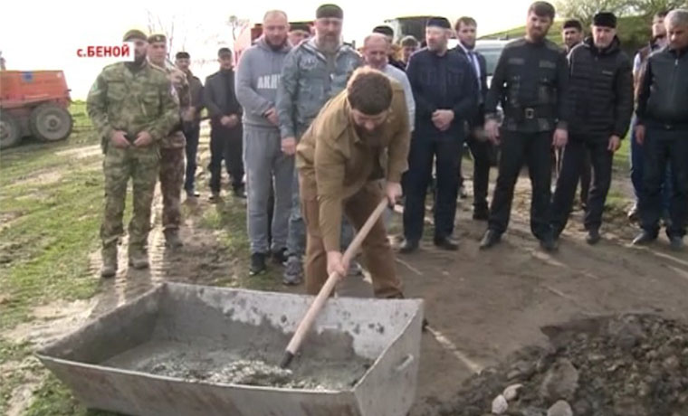 Рамзан Кадыров заложил капсулу под строительство новой учебной базы в Беное 