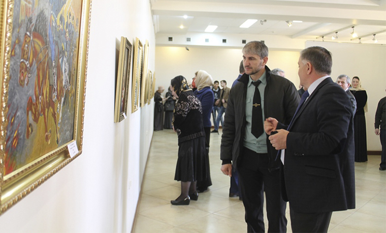 В Грозном открылась выставка картин, приуроченная ко Дню Конституции ЧР