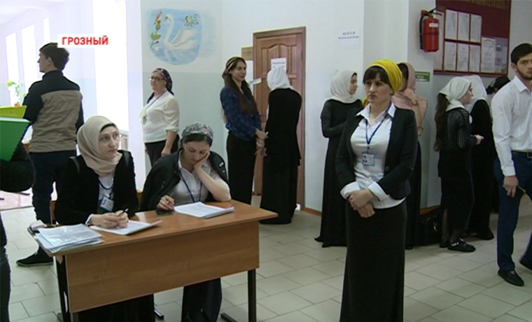 В  Чечне досрочный  ЕГЭ по математике профильного уровня сдавали более  2000 человек 