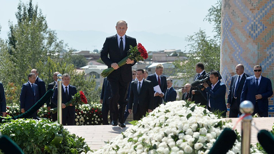 Президент России возложил цветы к могиле Ислама Каримова