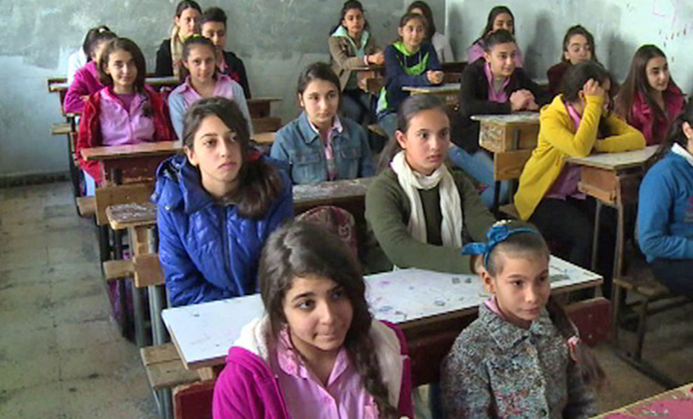 Сотни сирийских школьников сдают выпускные экзамены в Алеппо