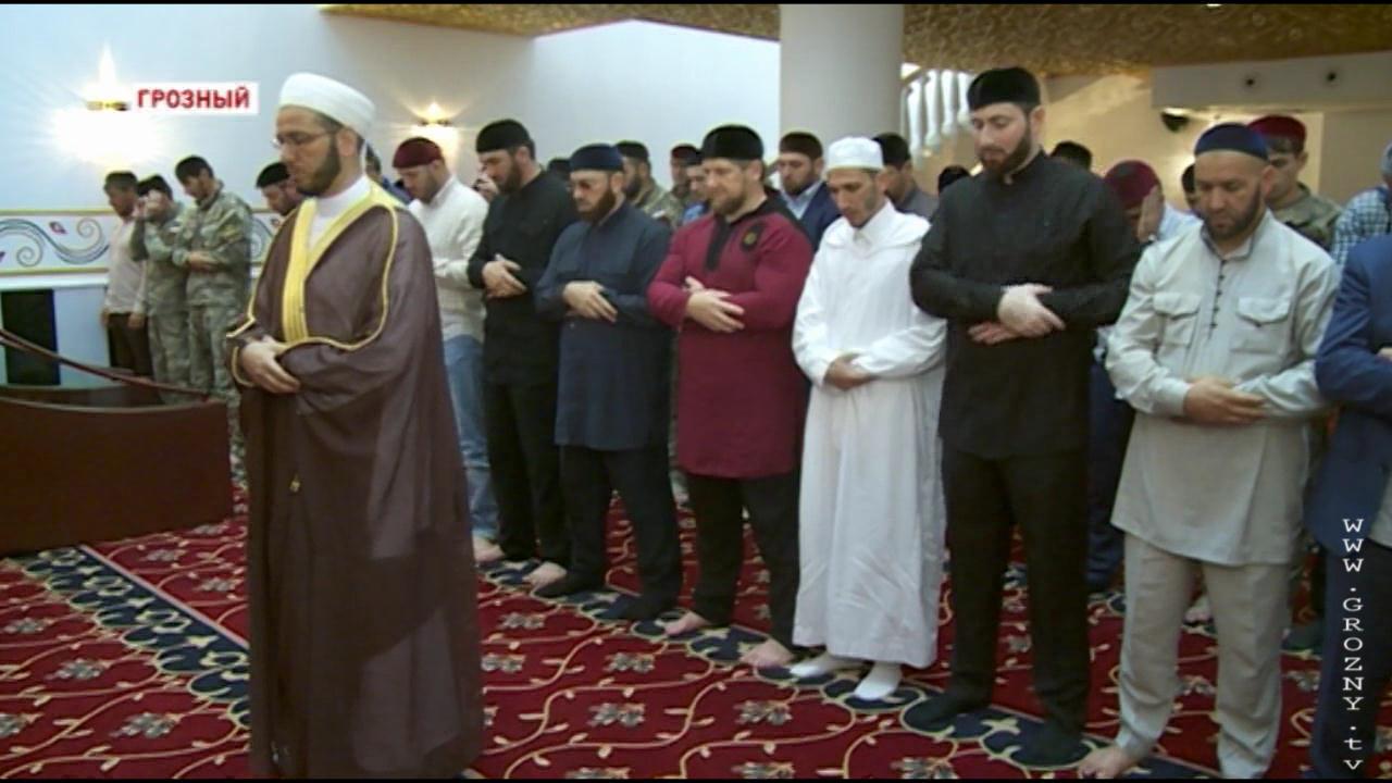 Глава Чечни совершил утренний намаз в джамаате с гостями из Сирии