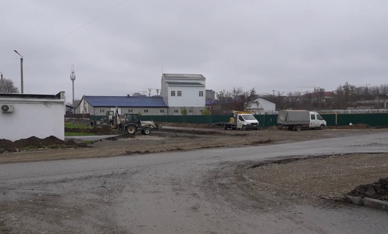 На улице Бисултанова в Грозном расширяют проезжую часть и меняют покрытие