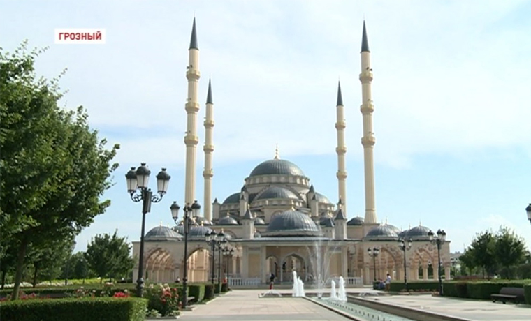 Десятки рабочих ежедневно следят за чистотой в мечети «Сердце Чечни» и в прилегающем к ней саду