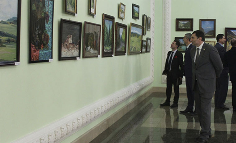 В Грозном прошла выставка, приуроченная ко Дню России