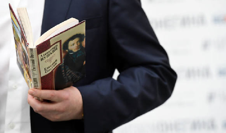 В Грозном представили роман «Евгений Онегин» на чеченском языке