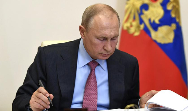 Владимир Путин поддержал предложения о продлении срока выплаты пособий по безработице до 1 октября