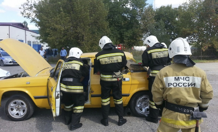 В пожарно-спасательных подразделениях ЧР ликвидировали последствия условных ДТП