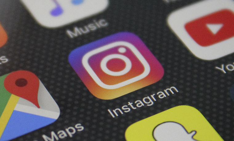Роскомнадзор обнаружил в Instagram более 400 ссылок с пропагандой самоубийства 