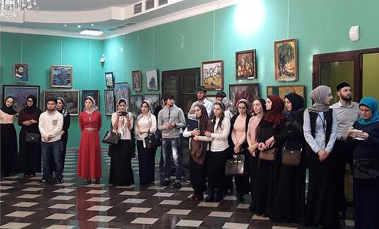 В Грозном открылась Межрегиональная передвижная художественная выставка