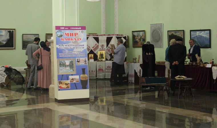 В комплексе Славы им. А. А. Кадырова проходит выставка народных умельцев регионов ЮФО и СКФО 