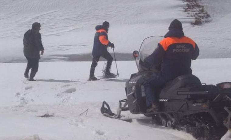 Чеченские спасатели доставили продукты питания семье,  оказавшейся  в снежной блокаде 