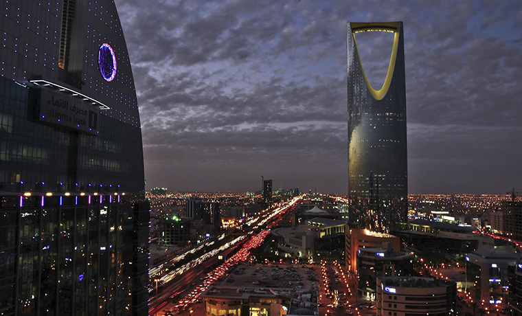 СМИ: По столице Саудовской Аравии нанесен ракетный удар 